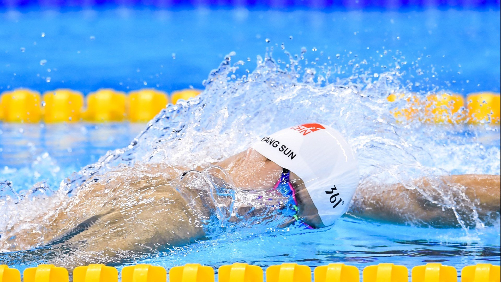 运动员拼命冲刺一秒：刷新纪录的“感动时刻”！